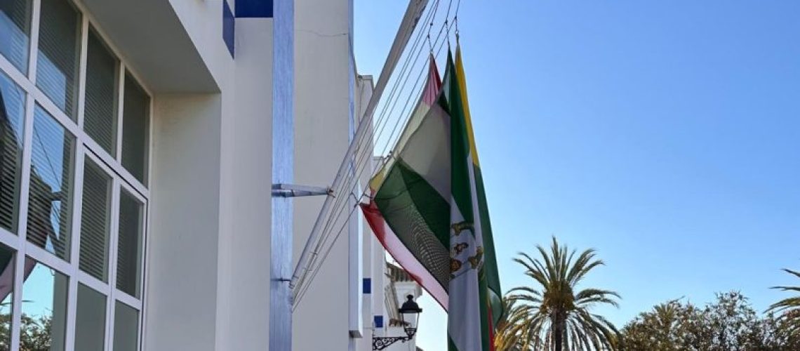 2024. Policía Local. Jefatura. Bandera. media asta