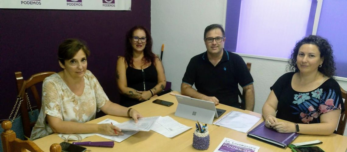 Foto: Miembros del círculo de Podemos Los Barrios. De izquierda a derecha: Cristina Maldonado (concejala), Silvia Gómez (militante), Rafael Oliva (concejal) y Mª Ángeles Fuentes (portavoz).